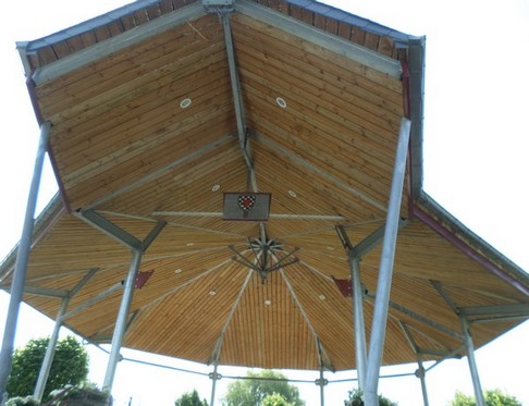 Le kiosque à musique de Leval, le plafond en lambris.