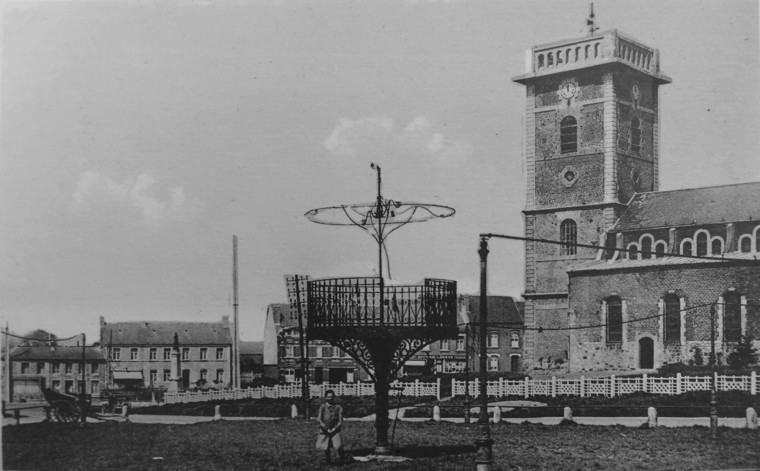 Le premier kiosque de priches sur une carte postale ancienne.