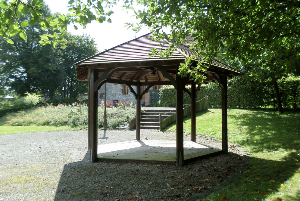 Le kiosque en bois de Saint Rémy Chaussée.