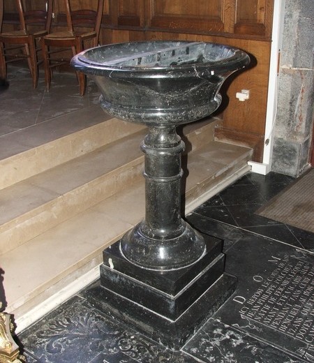 Fonts baptismaux dans  l'église de La Longueville.