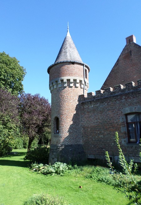 Tour crénellée à La Longueville.