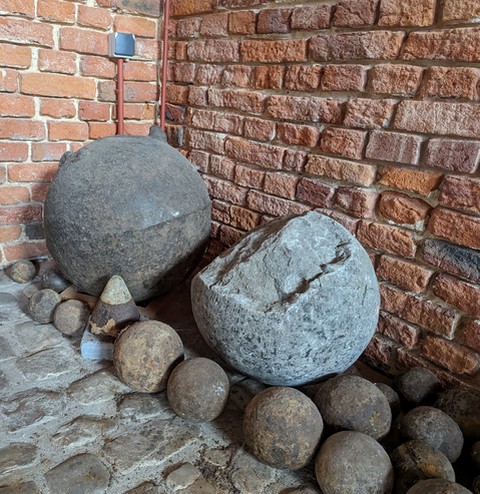 Landrecies, la halle au grain, boulets et bombes