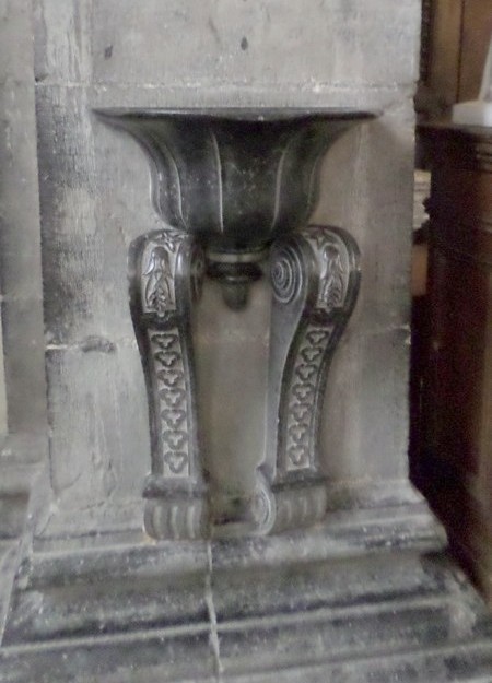 Eglise de Landrecies, bénitier.