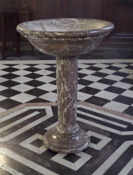 Eglise de Landrecies, les fonts baptismaux.