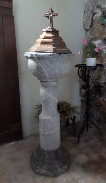 Eglise de Larouillies, les fonts baptismaux.