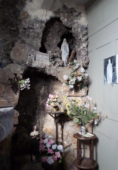Eglise de Larouillies, grotte de Lourdes.