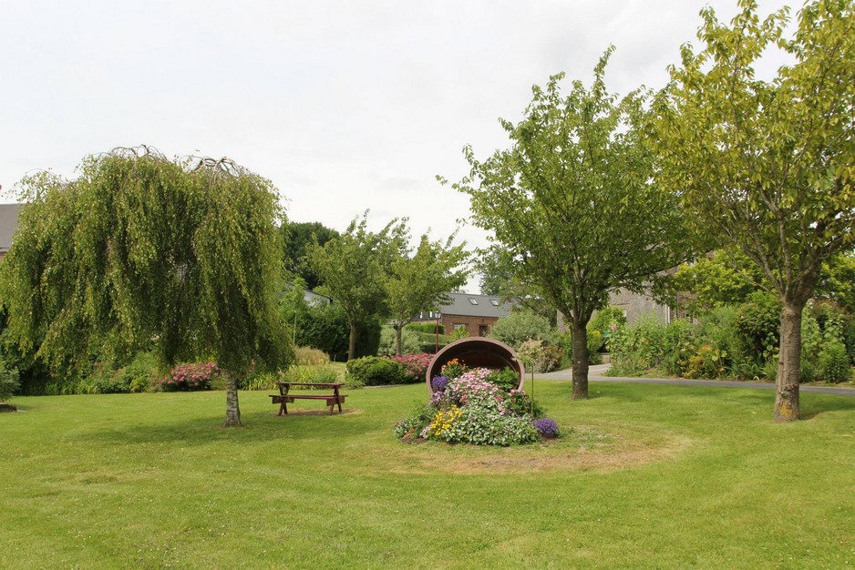 Le Favril, village fleuri.