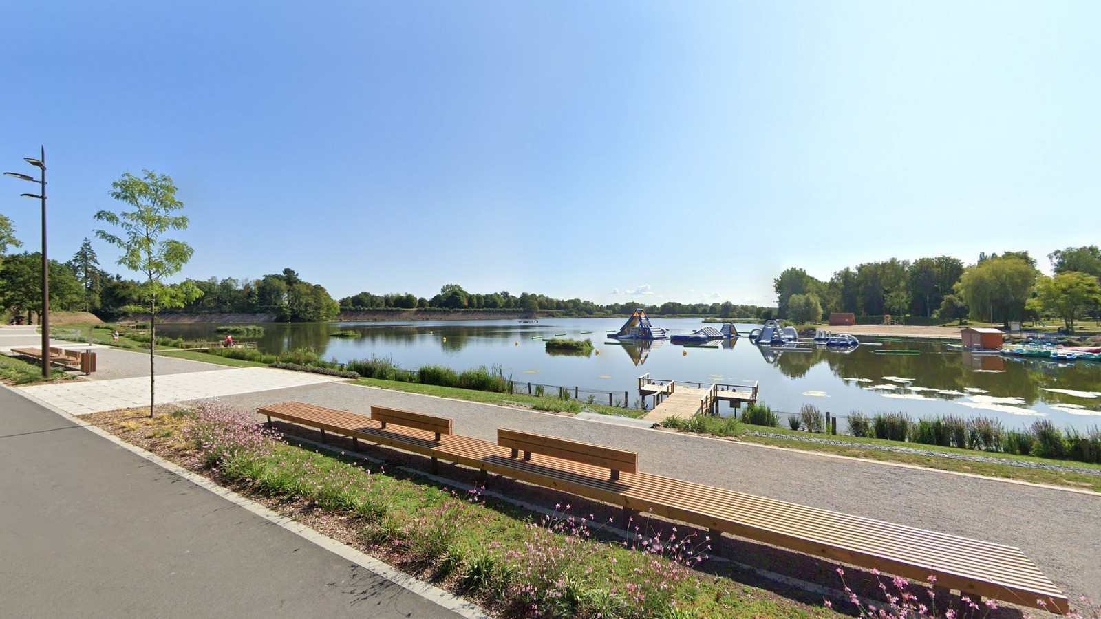 Le Quesnoy : l'étang du Pont Rouge.