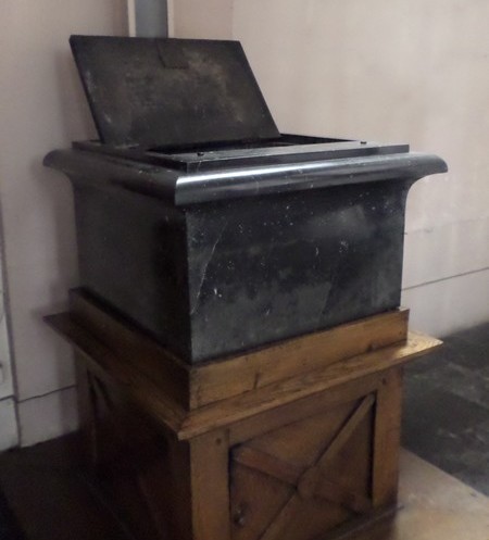 Eglise de Le Quesnoy: fonts baptismaux.