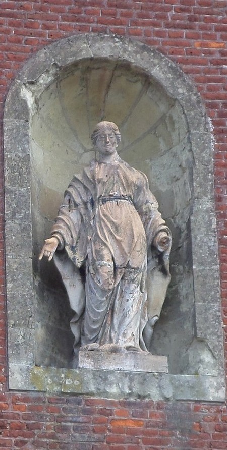 Eglise de Le Quesnoy: niche en façade.