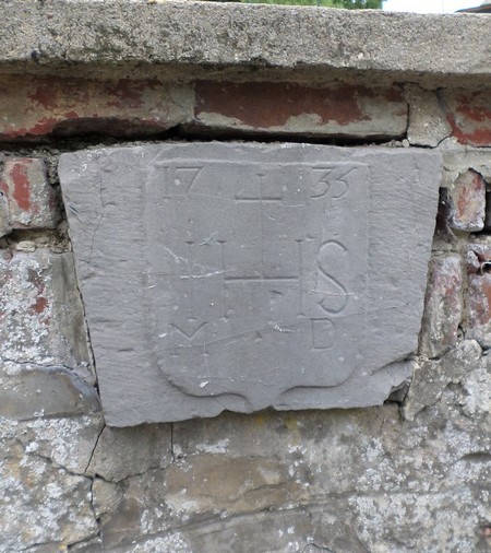 Clé d'arc datée 1735 à Leval.