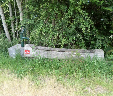 Pompe sur la Voie Verte à Lez Fontaine.