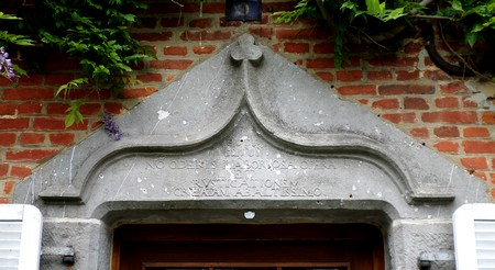 Linteau en pierre bleue dans le parc de l'abbaye de Liessies. 