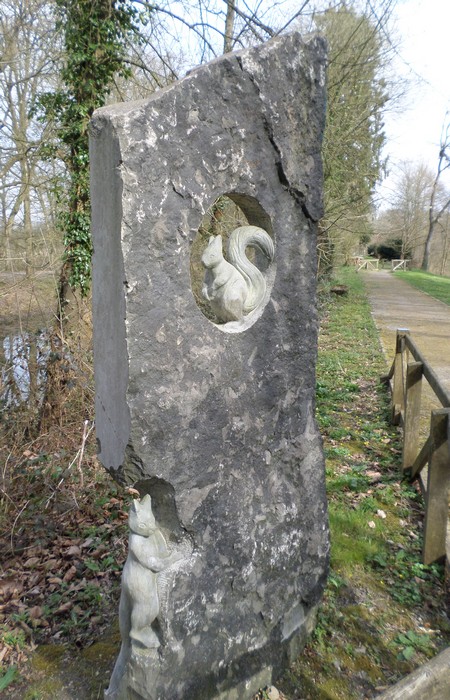 Sculpture en pierre bleue dans le parc de l'abbaye de Liessies. 