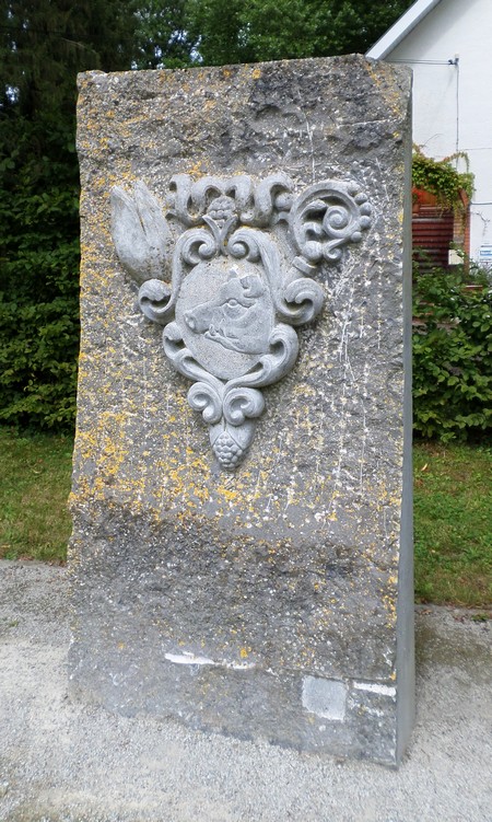 Sculpture en pierre bleue dans le parc de l'abbaye de Liessies. 