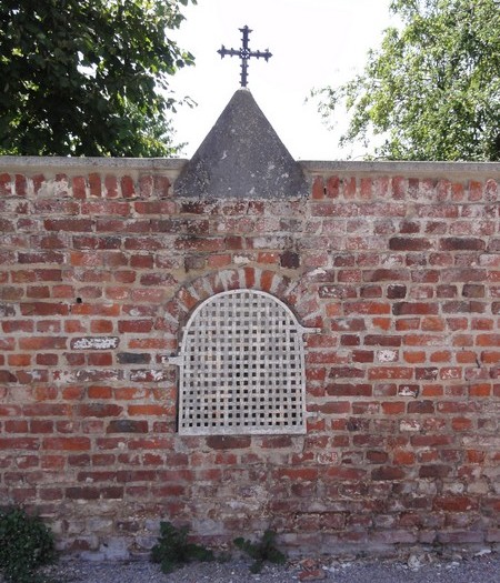 chapelle dans un mur, place de Bermeries.