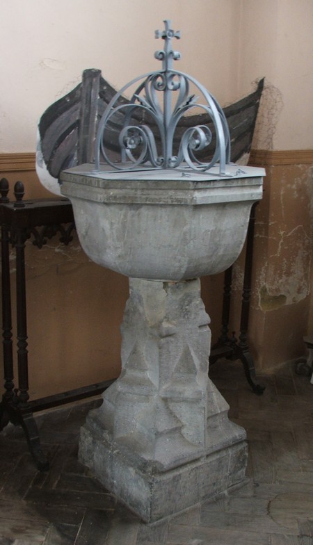 Eglise de Louvignies Quesnoy, fonts baptismaux.