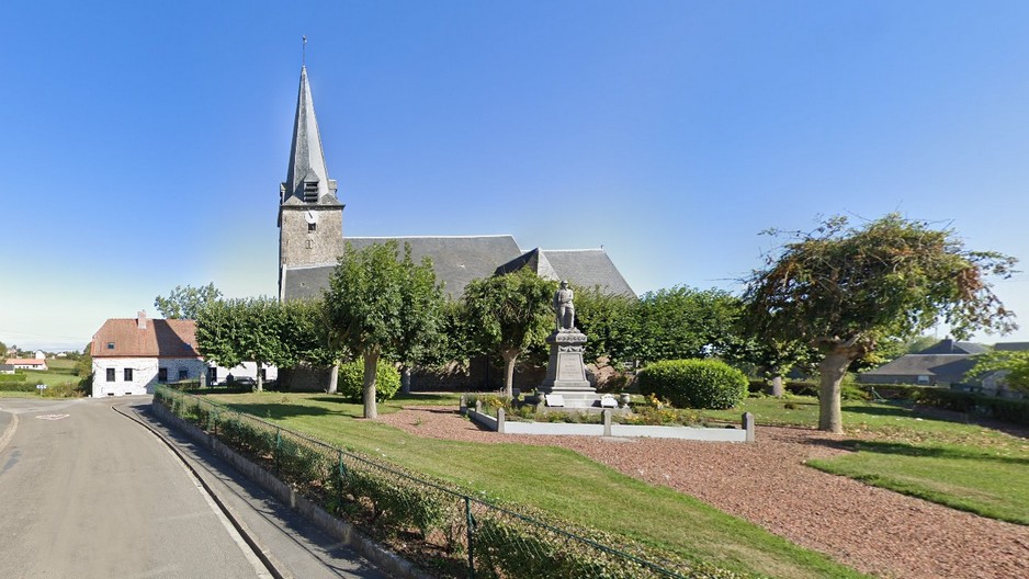 L'église et le monument aux Morts à Marbaix