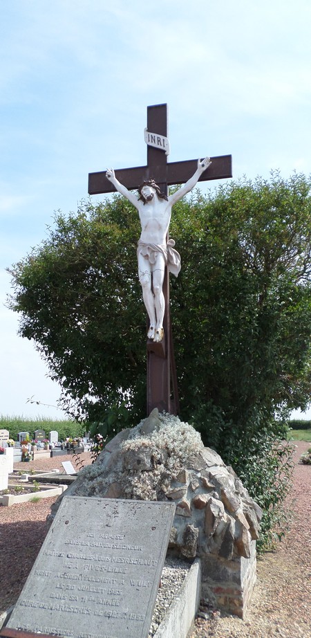Calvaire situé au cimetière de Maresches