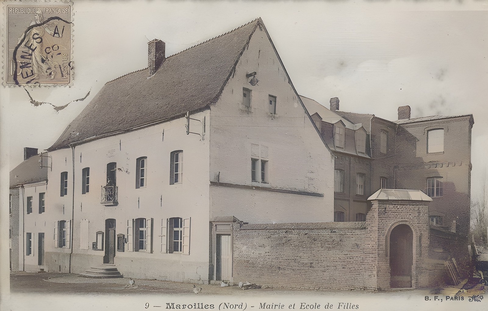 Carte postale de la place de la mairie à  Maroilles