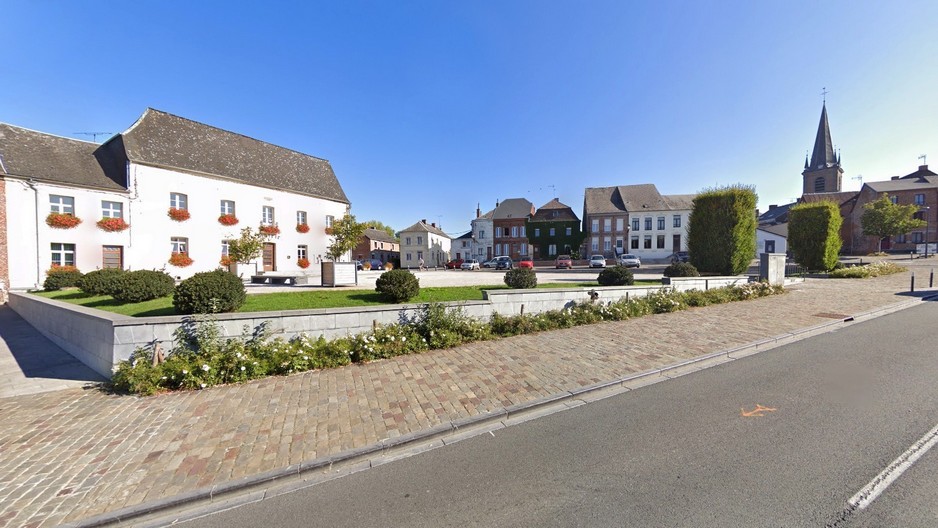 La place de la mairie à  Maroilles