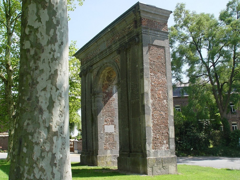 L'Arc de Triomphe de Maroilles avant sa restauration.