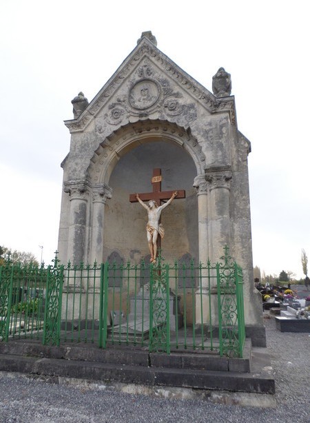 Calvaire au cimetière de Maroilles.
