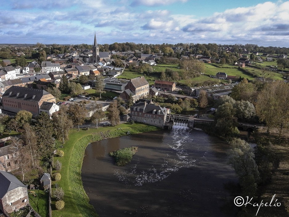 Vue aérienne du village de Maroilles, avec le moulin de l'abbaye au premier plan