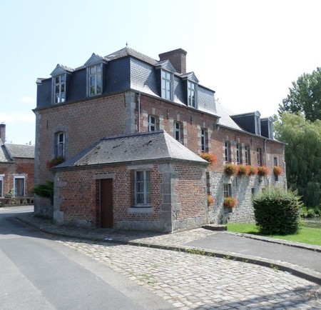 Le moulin de l'abbaye à Maroilles vu de la rue du même nom