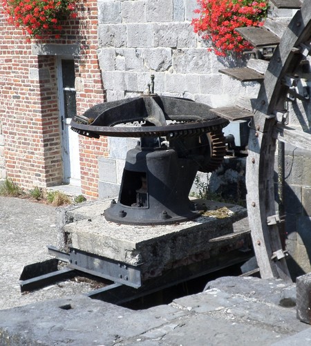 Le moulin de l'abbaye à Maroilles, le système d'engrènement de la turbine.