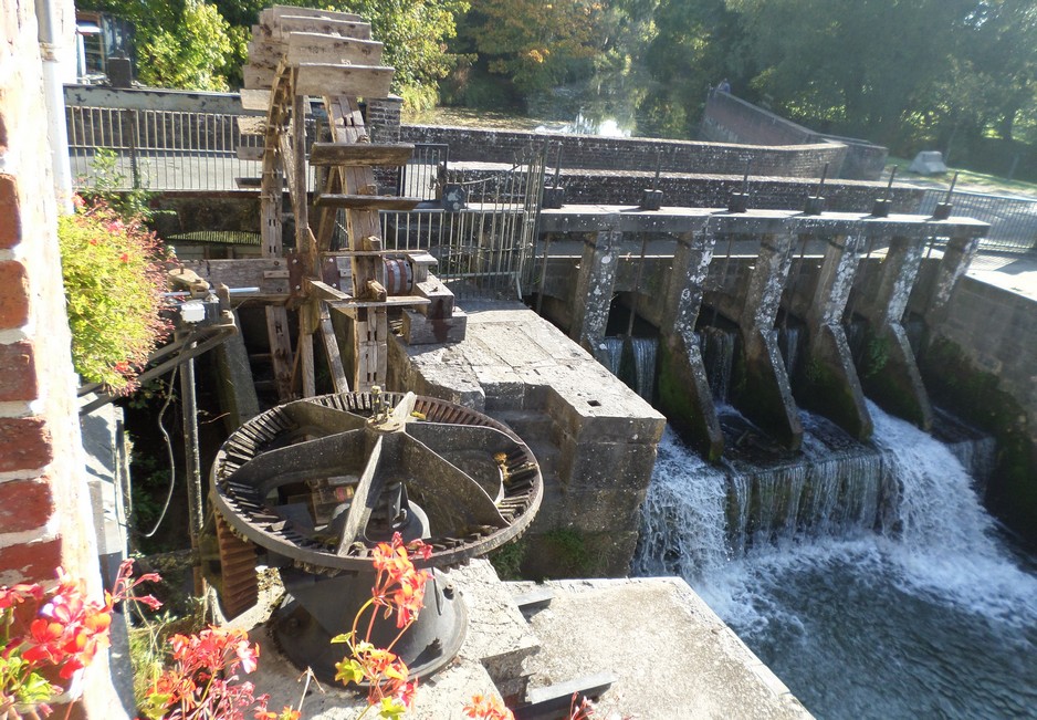 La roue, le système d'engrènement et les vannes du moulin de Maroilles vus de l'étage