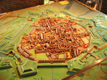 Plan de Maubeuge en relief (1825).