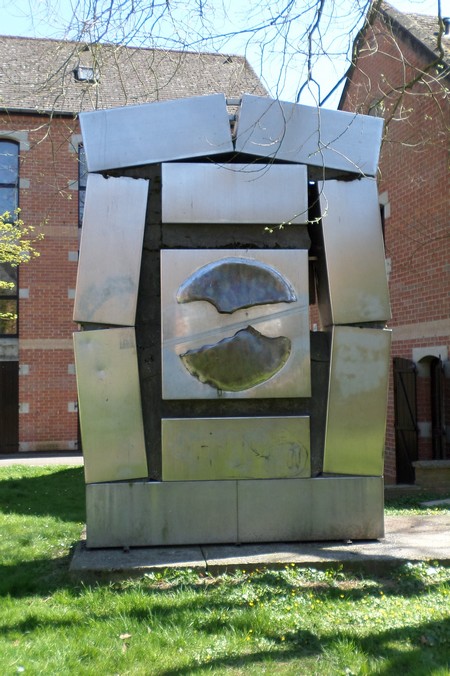 Maubeuge, Sculpture contemporaine dans le jardin près du Chapitre.