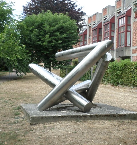 Sculpture contemporaine en inox réalisée en 1987 par le sculpteur hollandais Gérard Schuwirth. Square Jourdan à Maubeuge.