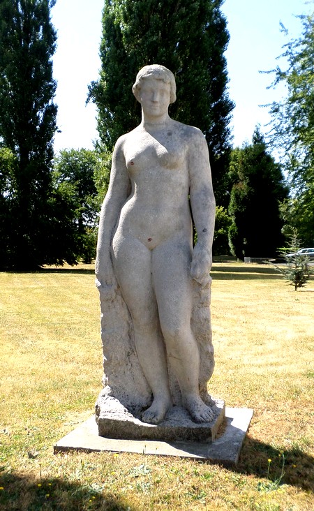 Statue située Rue Pierre Bérégovoy à Maubeuge