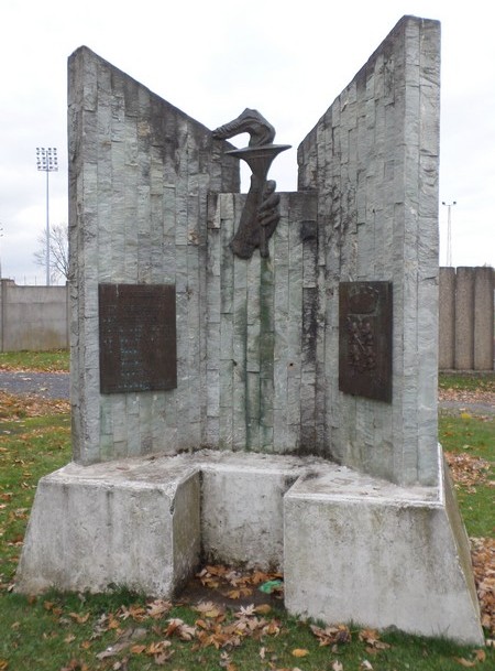 Stèle de l'USM au stade de Maubeuge.