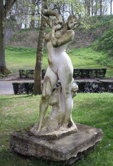 Femme à l'éponge de Félix Charpentier (1858 - 1924) à Maubeuge.