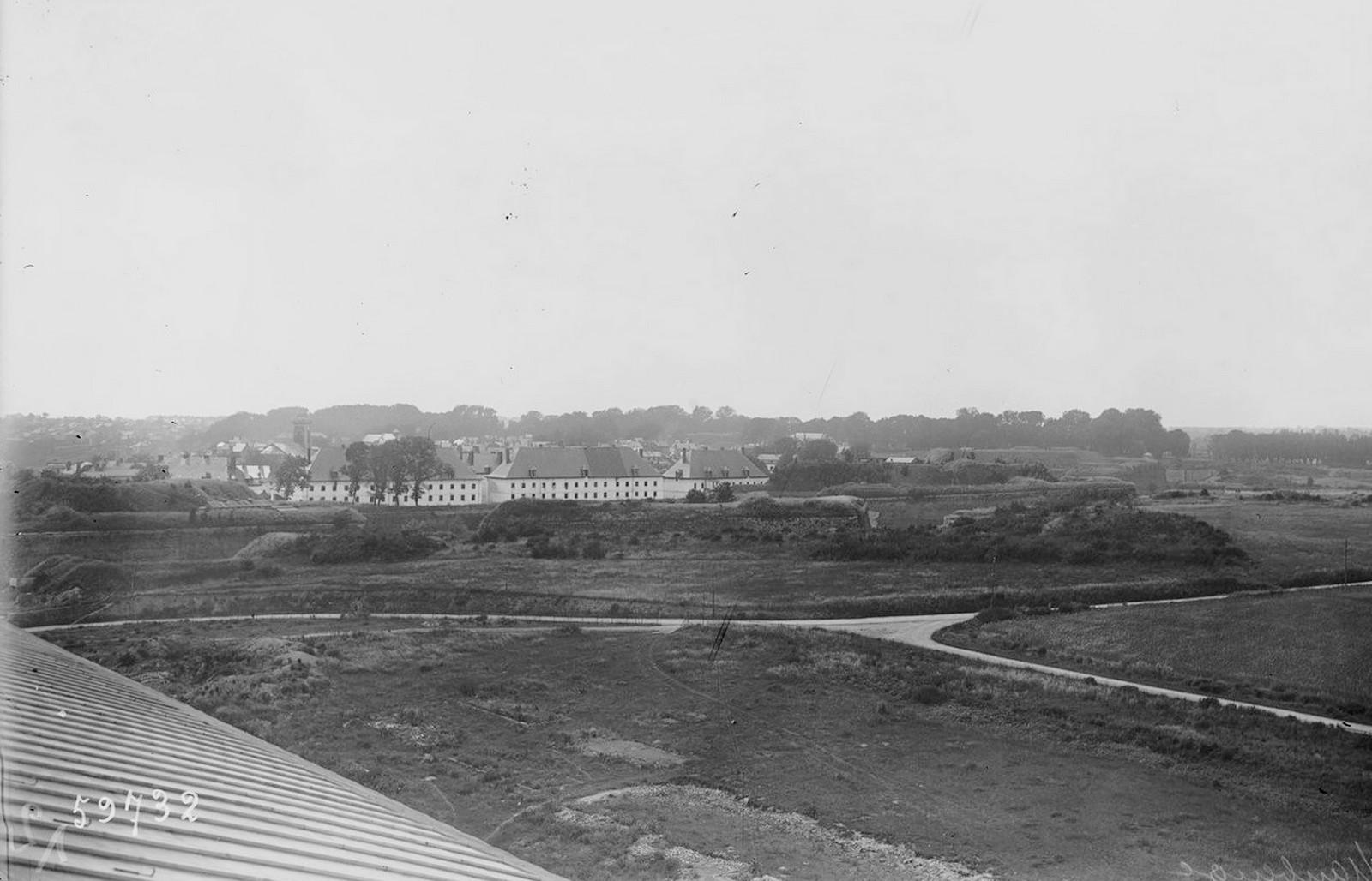 La caserne Joyeuse vue du hangar des dirigeables.