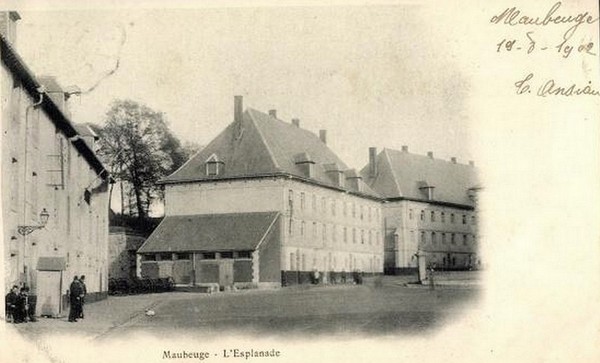 Cartes postales de Maubeuge, L'Esplanade et les Casernes Joyeuse.
