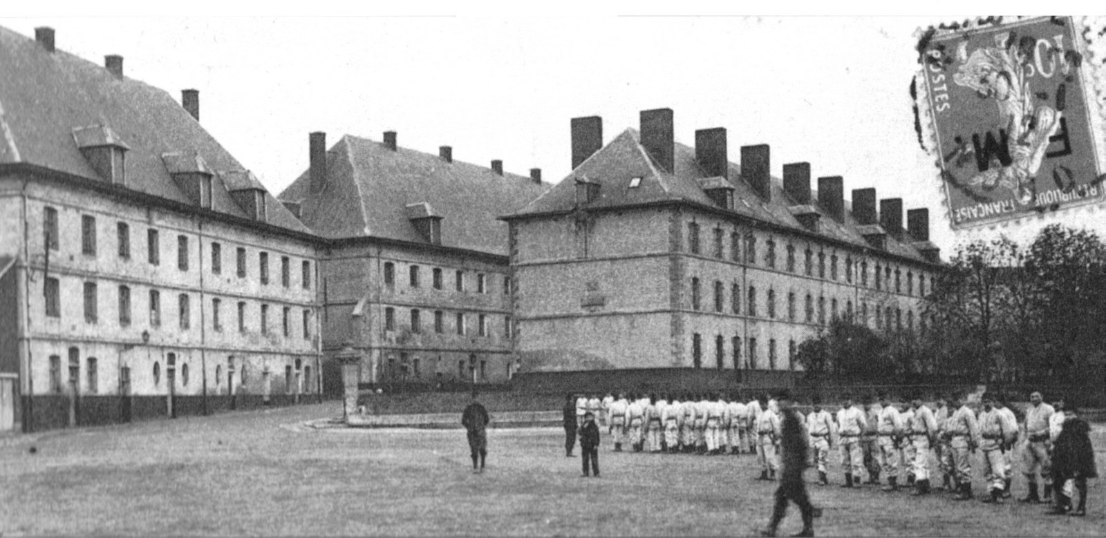 Cartes postales de Maubeuge, L'Esplanade et les Casernes Joyeuse.