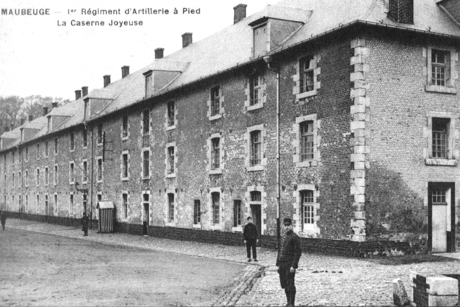 Cartes postales de Maubeuge, L'Esplanade et les Casernes Joyeuse.