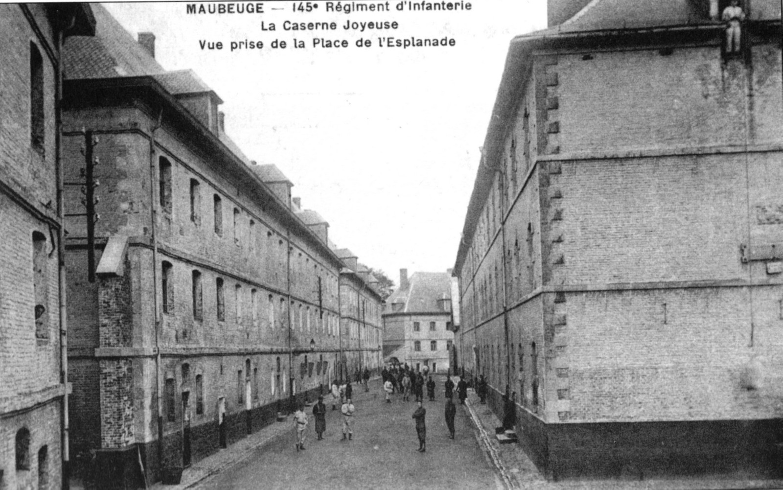 Cartes postales de Maubeuge, L'Esplanade et les Casernes Joyeuse.