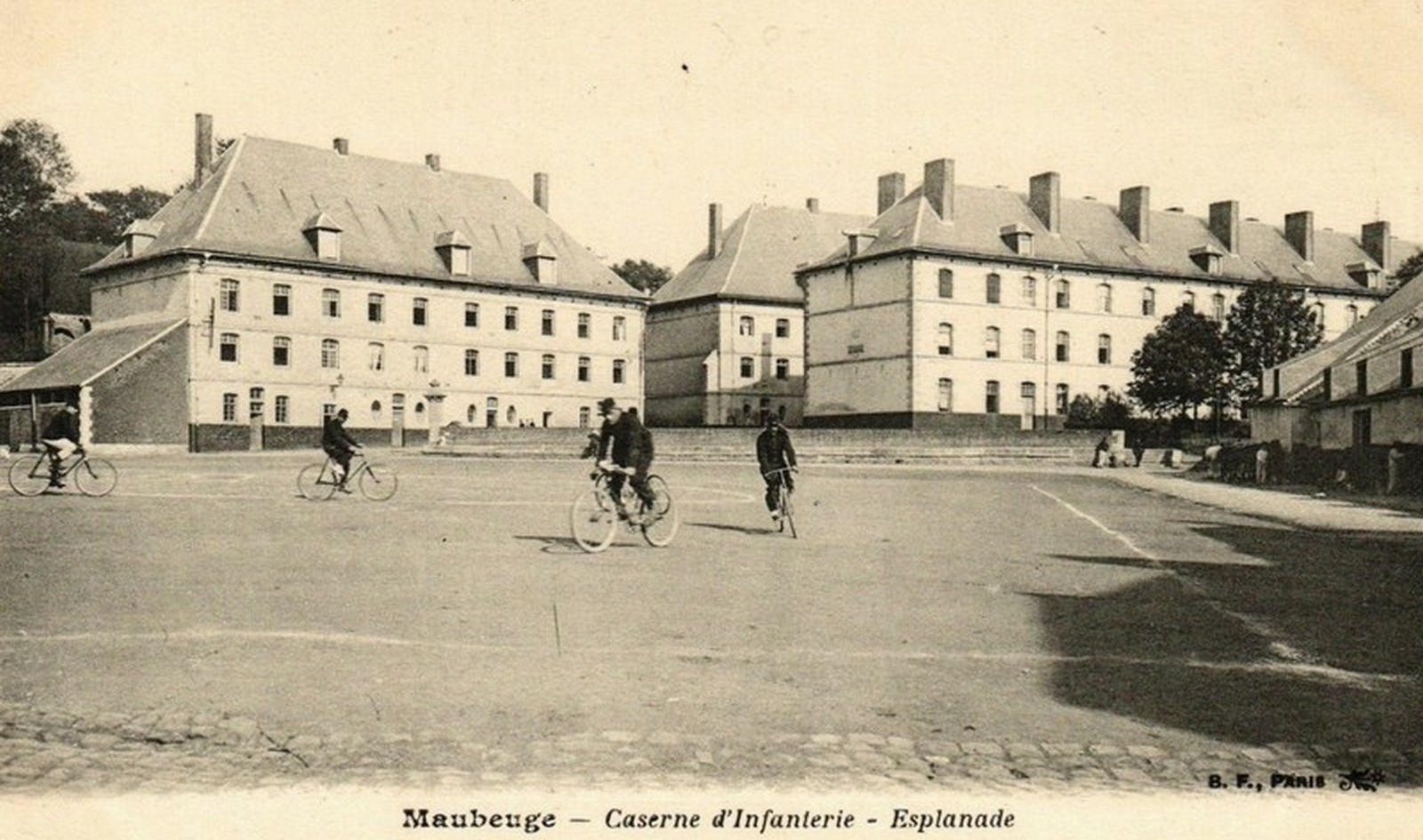 Cartes postales de Maubeuge, L'Esplanade et les Casernes Joyeuse.