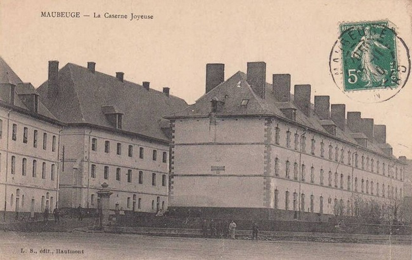 Cartes postales anciennes de Maubeuge, L'Esplanade et la Caserne Joyeuse