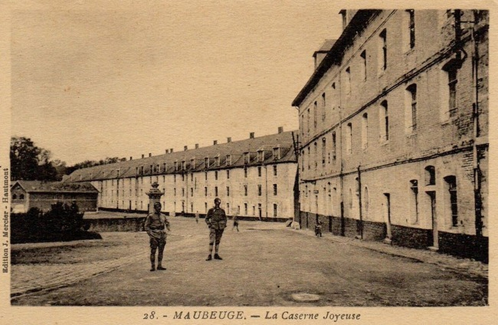 Cartes postales anciennes de Maubeuge, L'Esplanade et la Caserne Joyeuse