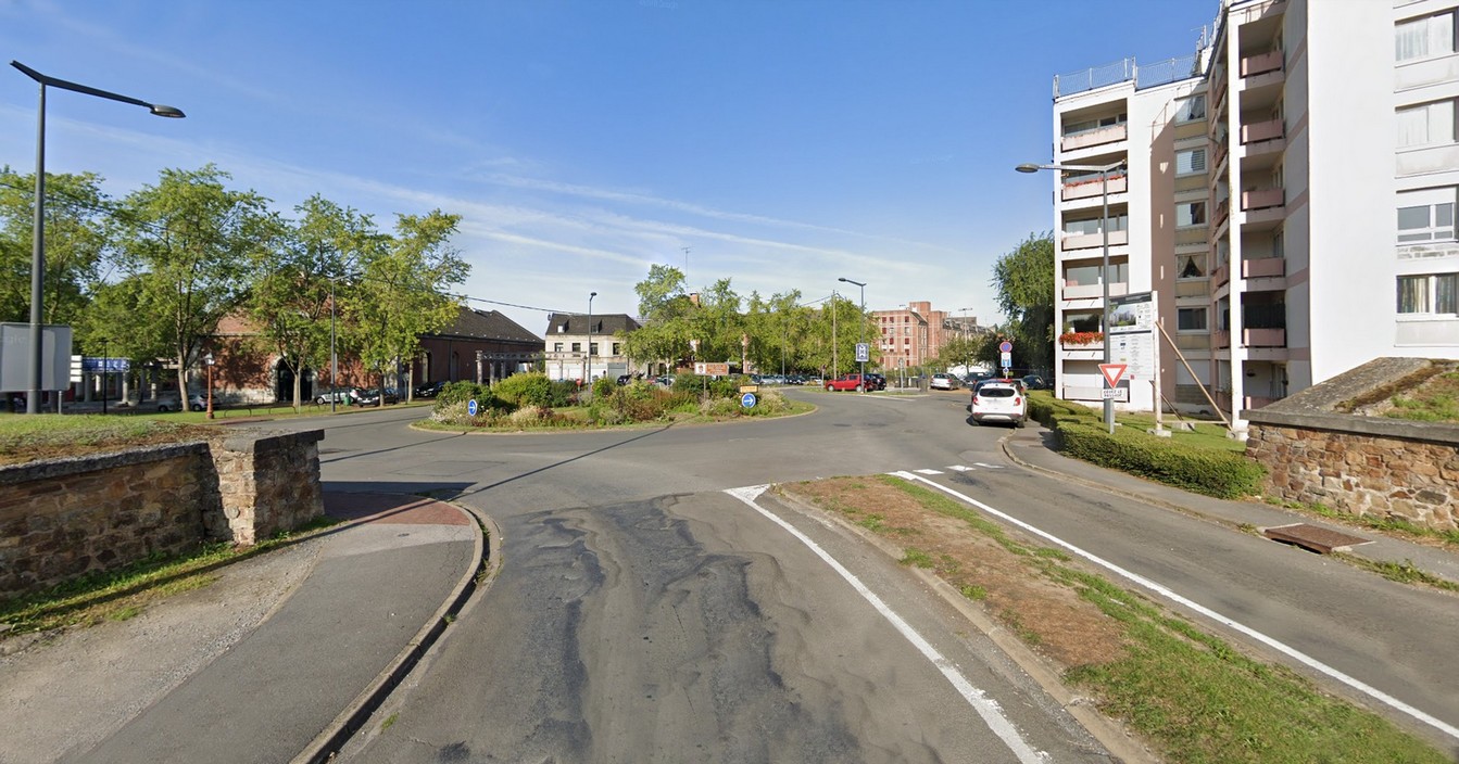 Cartes postales anciennes de Maubeuge, L'Esplanade et la Caserne Joyeuse sur une vue actuelle.