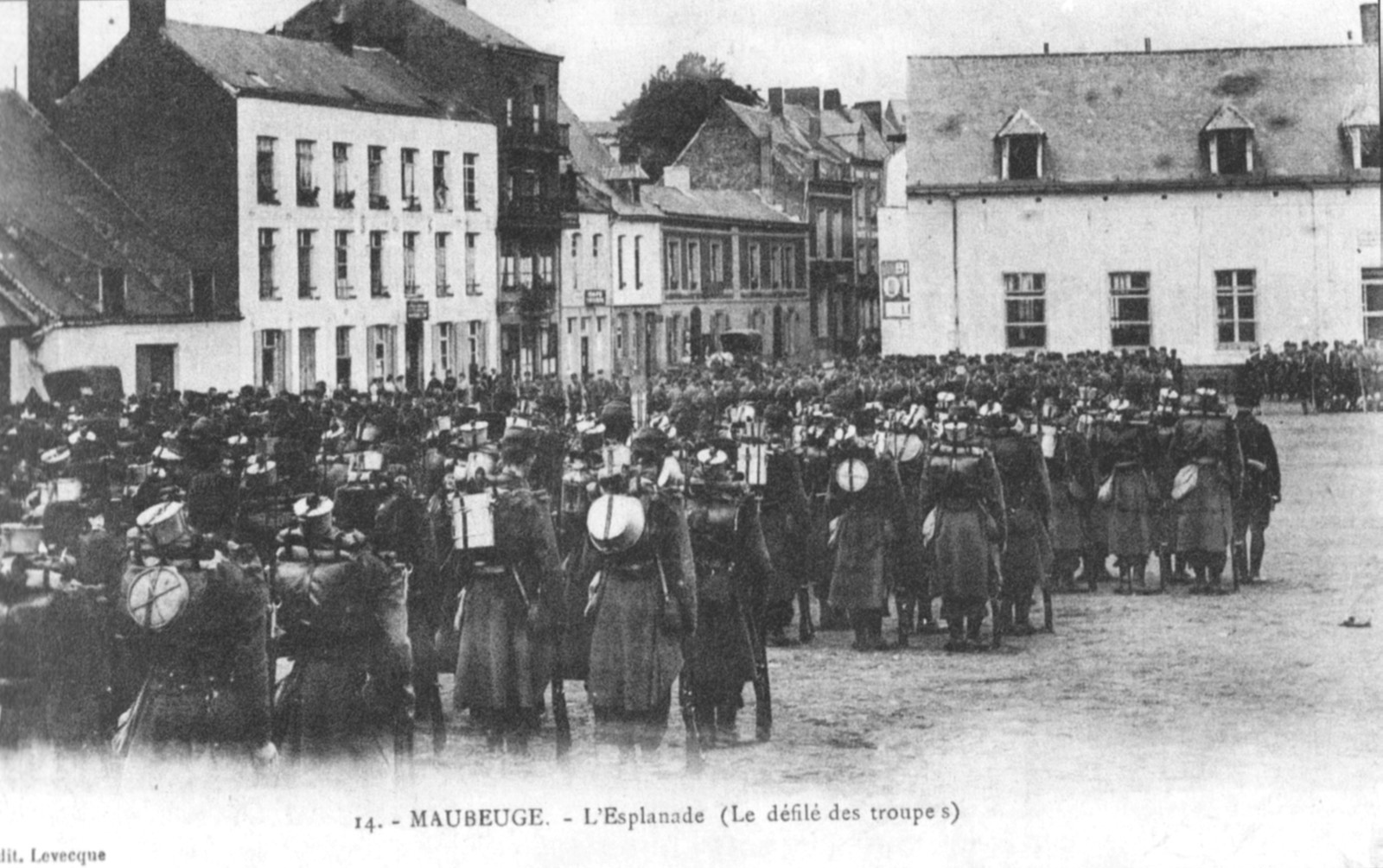 Cartes postales de Maubeuge, L'Esplanade et les Casernes Joyeuse.