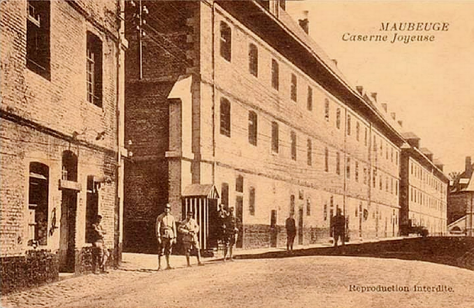 Cartes postales anciennes de Maubeuge, L'Esplanade et la Caserne Joyeuse