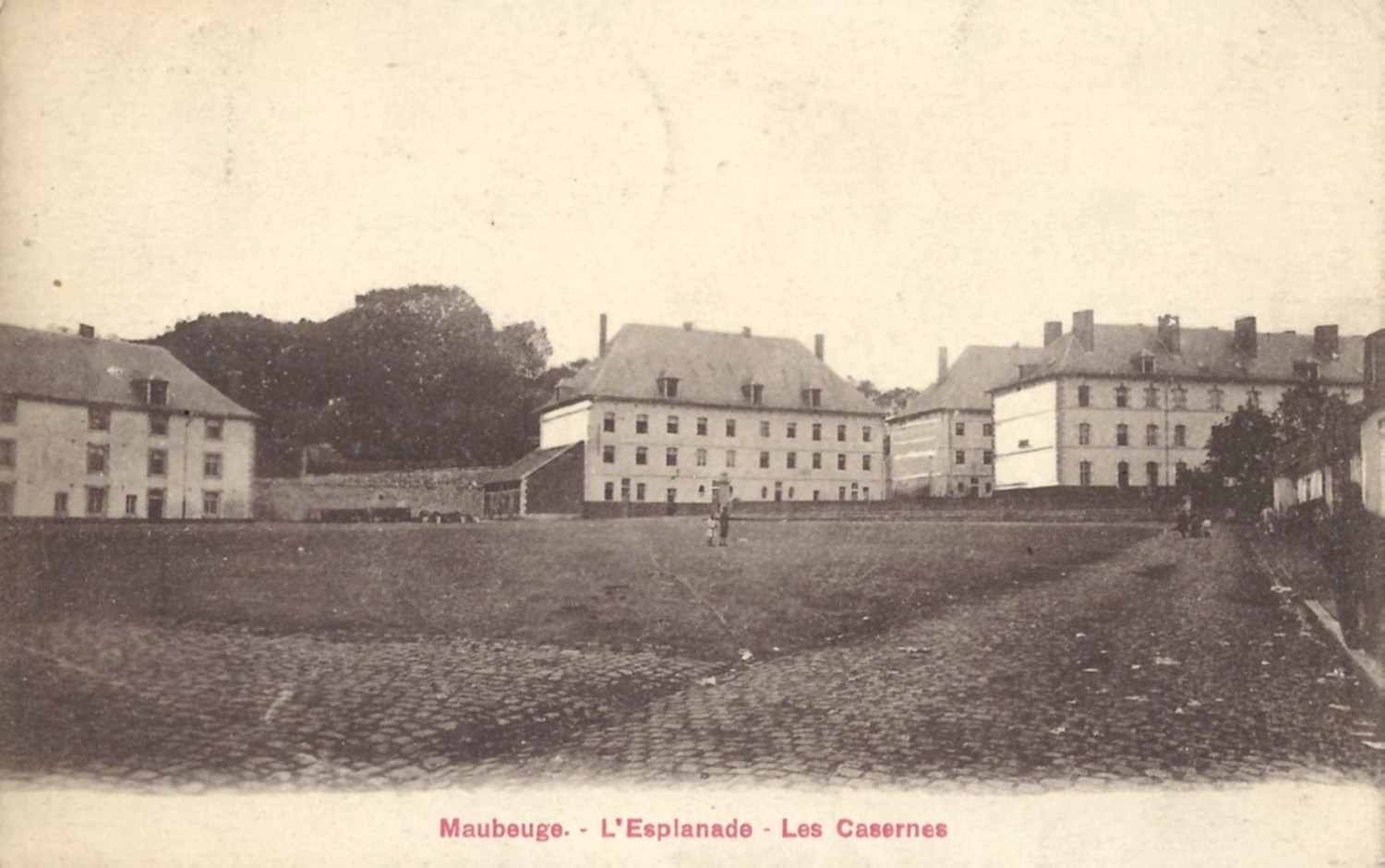 Maubeuge, La caserne Joyeuse vue du hangar des dirigeables.