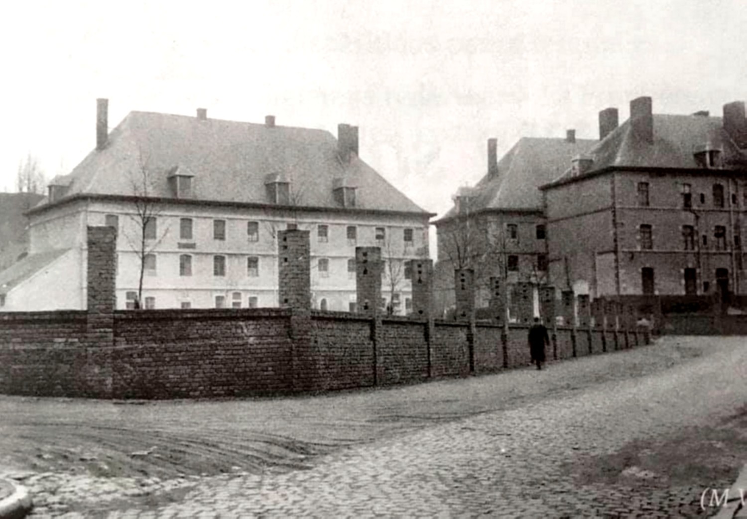 Maubeuge, La caserne Joyeuse vue du hangar des dirigeables.